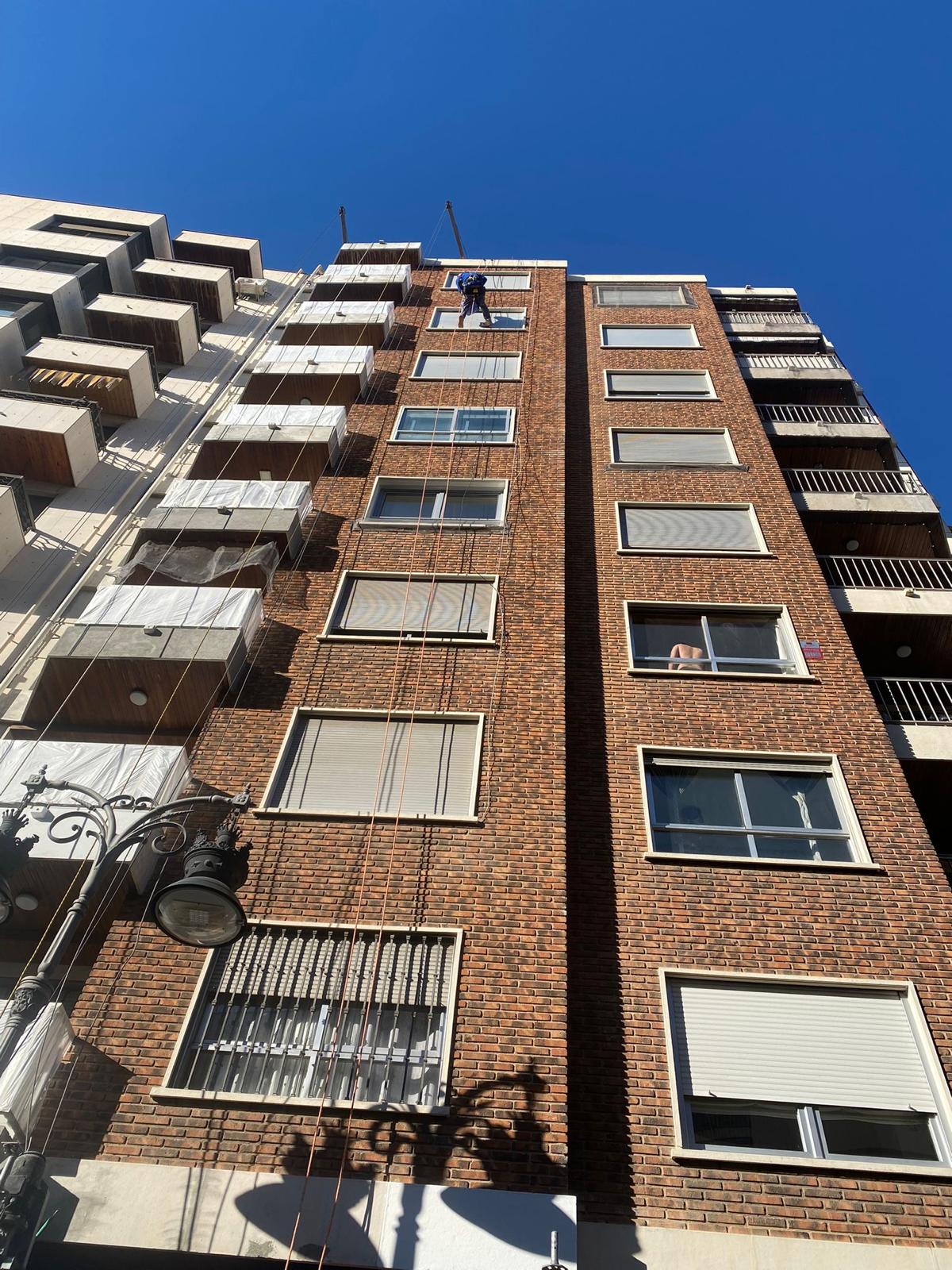 Rehabilitación de fachadas en Valencia con trabajos verticales